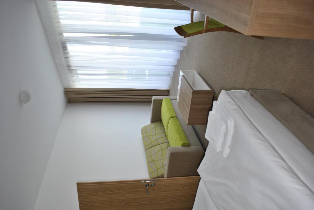 Hotel Golf Jezera Острожска Нова Весь Экстерьер фото