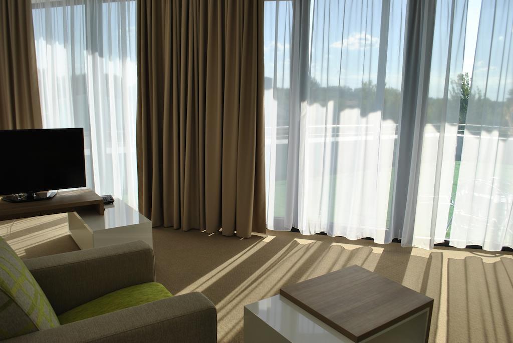 Hotel Golf Jezera Острожска Нова Весь Экстерьер фото