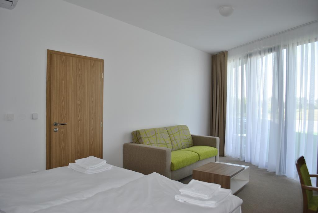 Hotel Golf Jezera Острожска Нова Весь Экстерьер фото